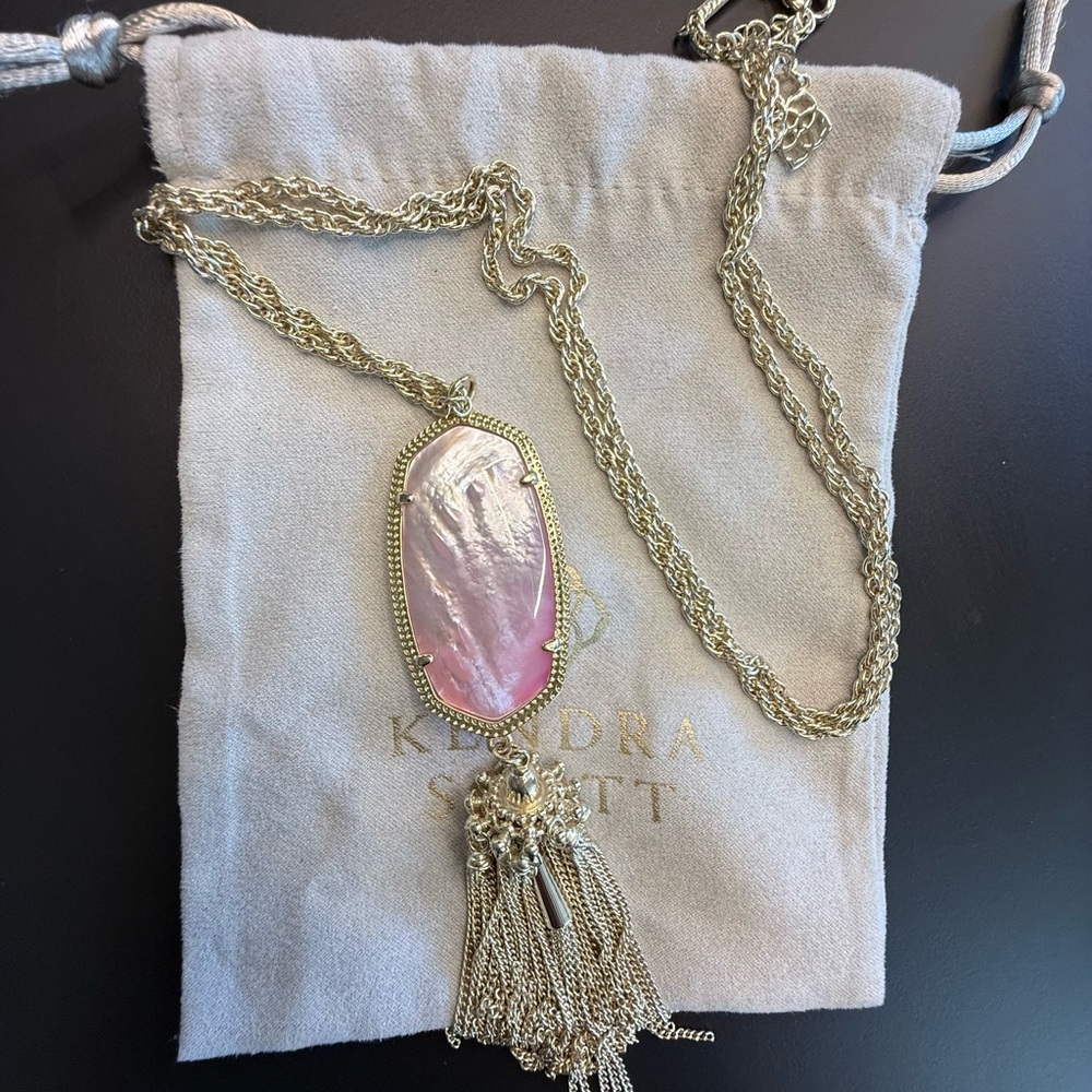 KENDRA SCOTT *NWOT* Rayne Necklace in Gold / Pink Mother of Pearl
